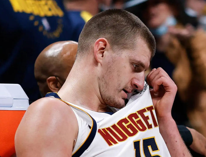 阿扎伦卡在掘金比赛中连败，大胜引发热议！的简单介绍