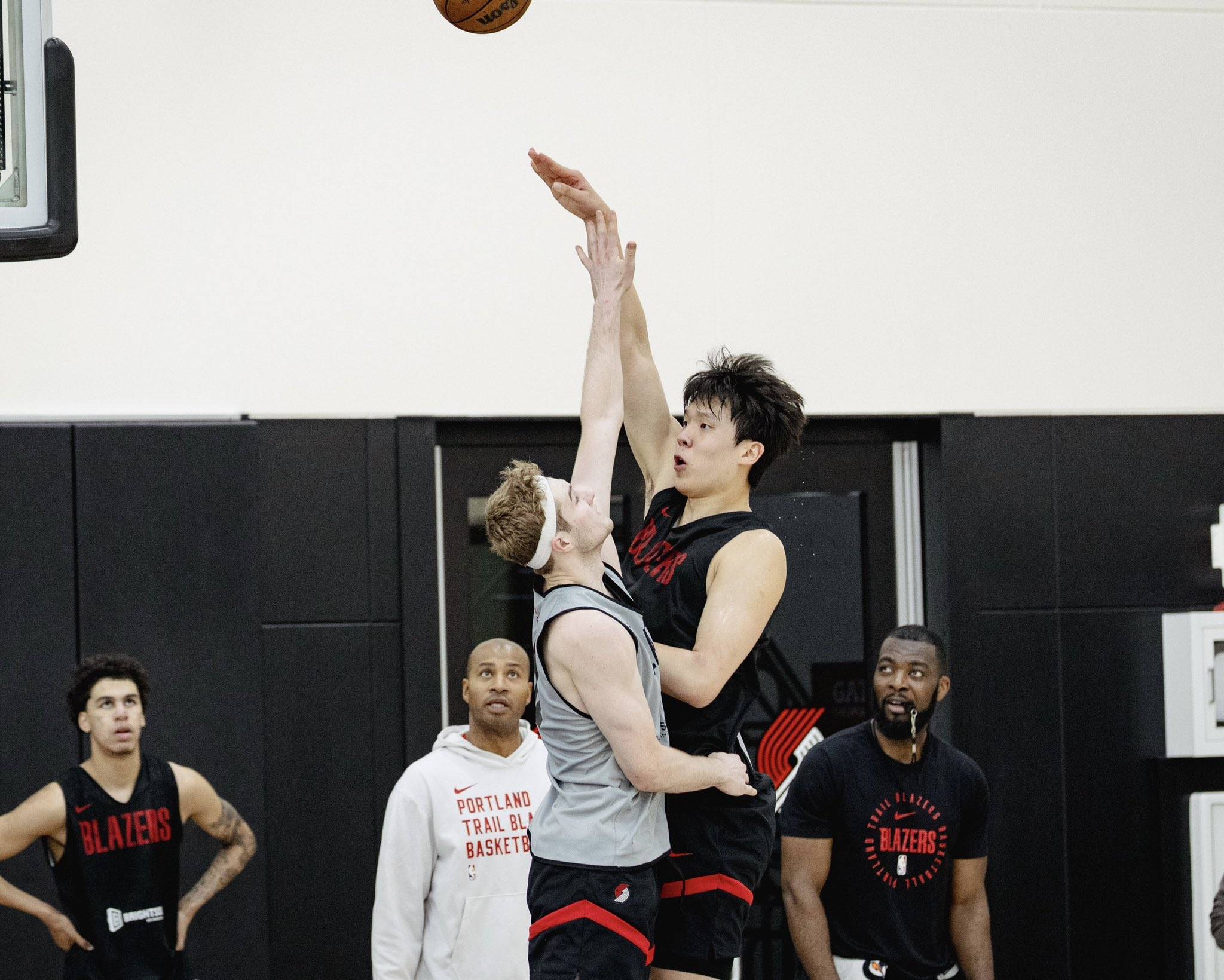 赛前尼斯回应争议：CBA季后赛节点到来，压力陡增，轮换策略成焦点的简单介绍九游体育APP